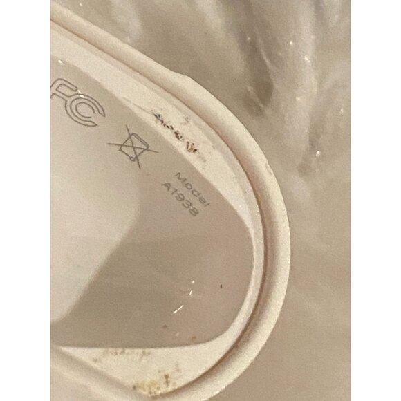 Genuine Apple Wireless Charging Case For AirPods FIRST / SECOND Generation A1938 - Picture 5 of 8